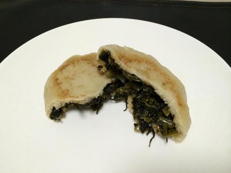 具材たっぷりの信州長野の野沢菜おやき 具材たっぷりの信州長野の野沢菜おやき おやき,長野,信州の写真素材