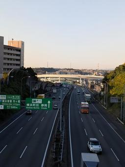 立冬の日の東名横浜青葉IC付近の俯瞰写真 東名高速道路,鶴蒔橋,横浜青葉インターチェンジの写真素材