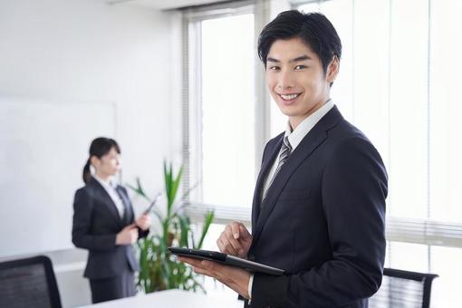 Japanese businessman greets with a smile in the office, donna di affari, un uomo, un uomo d'affari, JPG