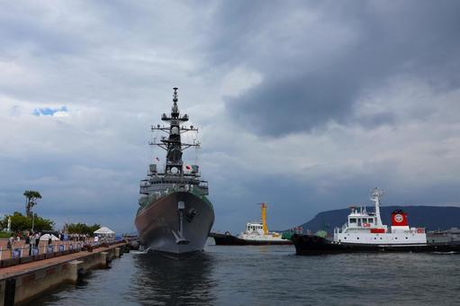 ９月下旬の高松港に寄港する護衛艦いなづま 護衛艦いなづま,海上自衛隊,寄港の写真素材