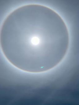 太陽 虹 空 青い まぶしい 太陽 虹 空 青い まぶしい 海,砂浜,空の写真素材