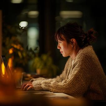 作業に取り組むキャリアウーマン 作業に取り組むキャリアウーマンの写真