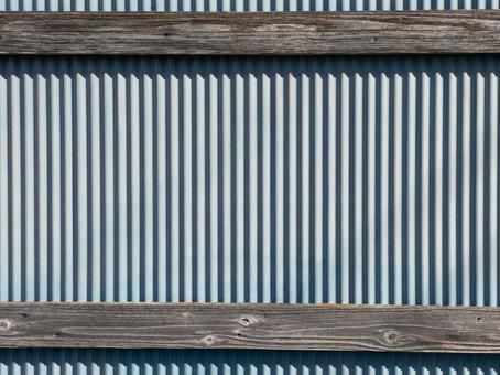 トタンと木材のフェンス トタン,木材,フェンスの写真素材