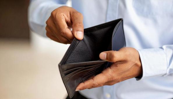 財布にお金がない 空の財布を開ける男性 財布にお金がない 空の財布を開ける男性の写真