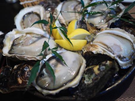 生牡蠣とレモン 三重,牡蠣,鳥羽の写真素材