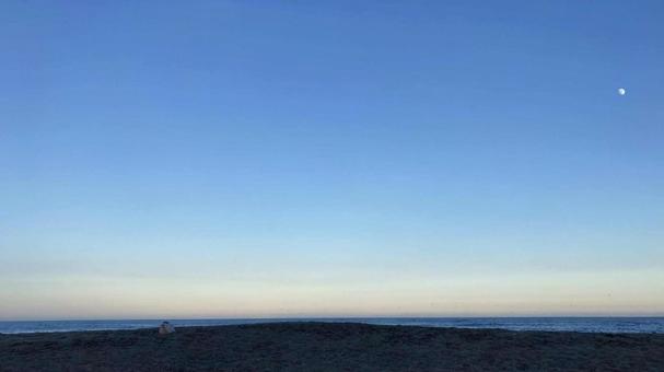 夕方の海辺 夕方の海辺 海,海岸,海辺の写真素材