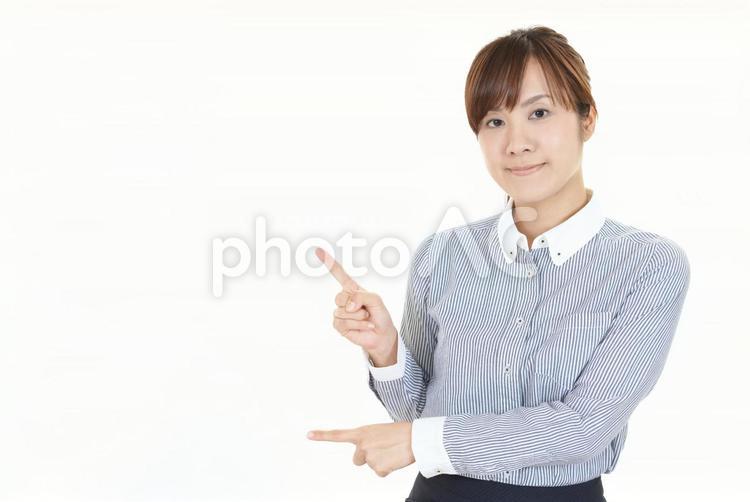 女性　指示　指さす 女性,ビジネスウーマン,仕事の写真素材