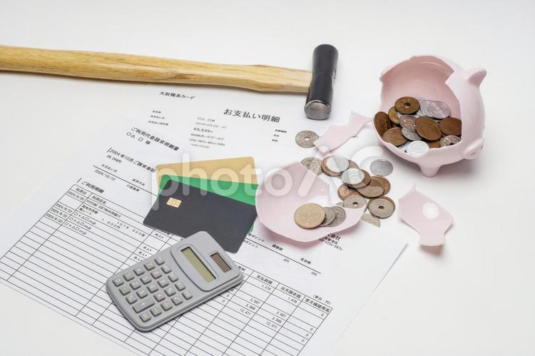 カード明細と割れた貯金箱と現金 足りない,貧乏,お金の写真素材