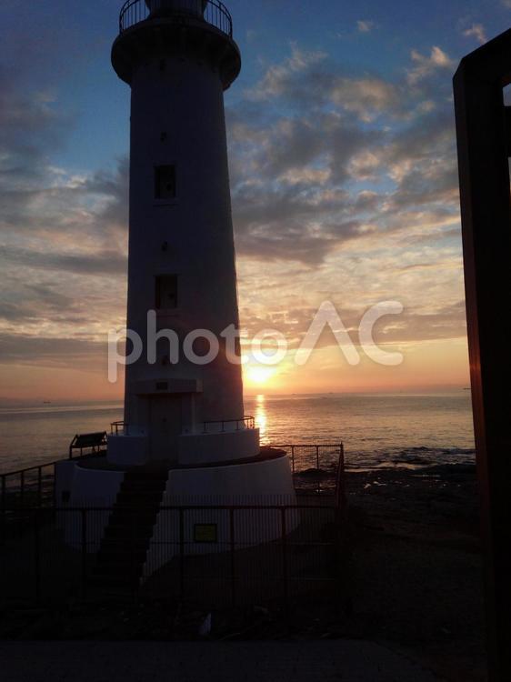 夕日の灯台 灯台,日暮れ,海の写真素材