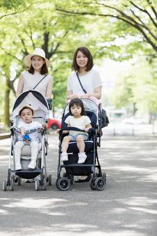 ママ友　母親　育児　 ママ友,公園,ベビーカーの写真素材