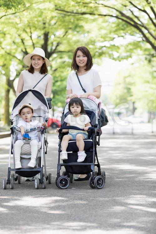 ママ友　母親　育児　 ママ友,公園,ベビーカーの写真素材