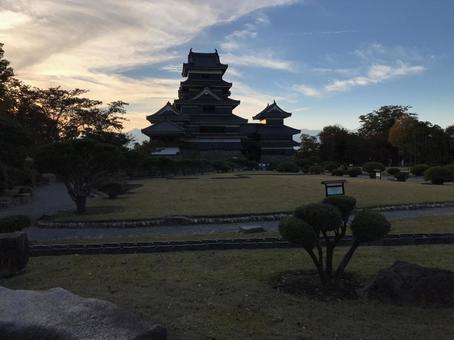 夕暮れの松本城 夕暮れの松本城の写真
