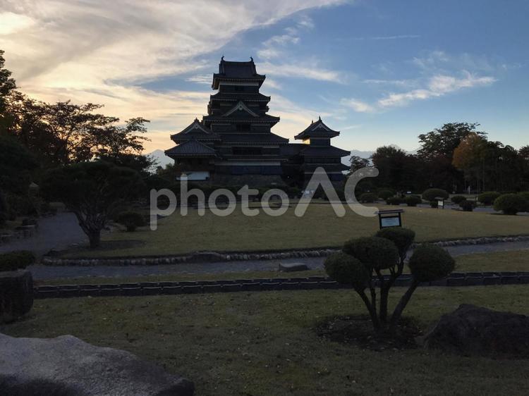 夕暮れの松本城 城,松本城,夕暮れの写真素材