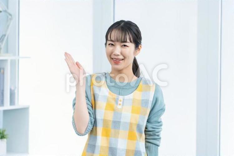 案内をする保育士の女性 女性,保育士,日本の写真素材