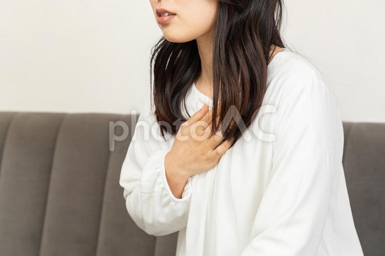 胸部の痛みを感じる女性01 女性,胸,苦しいの写真素材