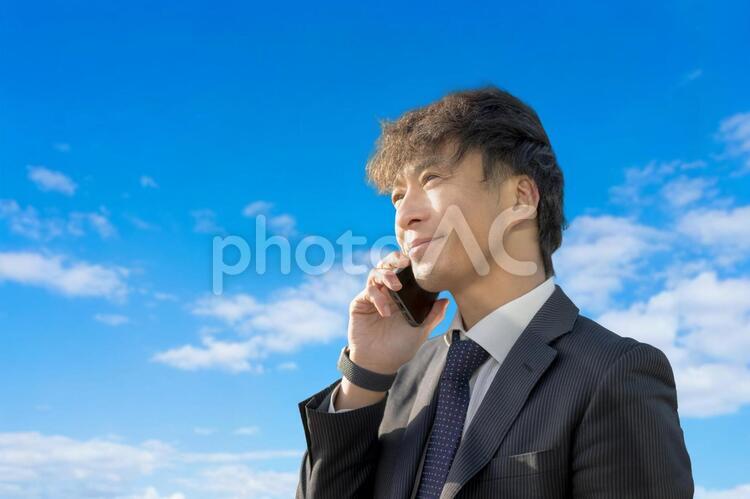 青空と笑顔のビジネスマン 男性,スーツ,ビジネスの写真素材