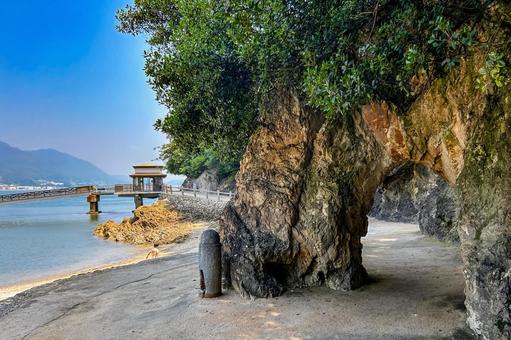 景色の美しい広島の仙酔島にあるくぐり岩 景色の美しい広島の仙酔島にあるくぐり岩 岩,仙酔島,ダイナミックの写真素材