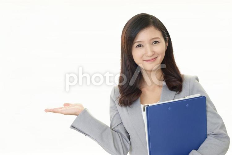 案内するビジネスウーマン 女性,ビジネスウーマン,仕事の写真素材