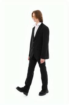 歩く外国人男性 歩く外国人男性の写真