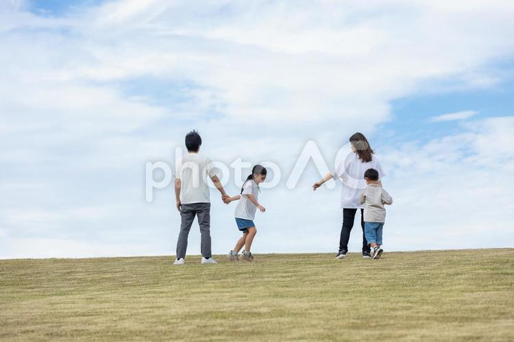 丘の上に立つ家族　a hill 親子,家族,父親の写真素材
