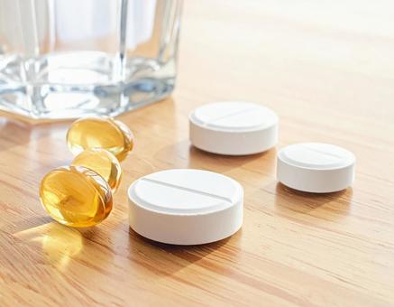 テーブルに並べられた薬の錠剤 テーブルに並べられた薬の錠剤の写真