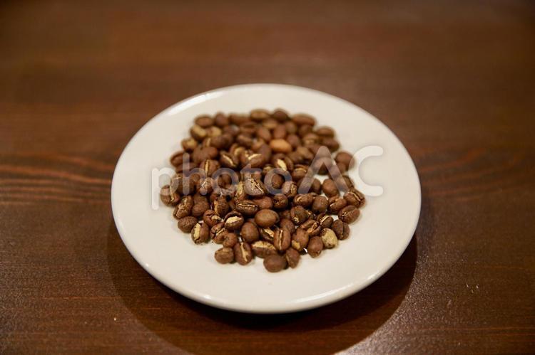 白い皿にのったコーヒー豆 コーヒー豆,焙煎,珈琲豆の写真素材