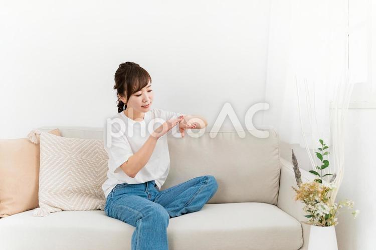手の甲にハンドクリームを塗る日本人女性 ハンドクリーム,スキンケア,肌荒れの写真素材