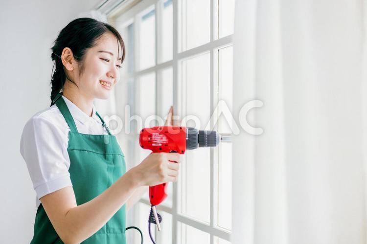 DIYするエプロン姿の日本人女性 diy,リフォーム,リノベーションの写真素材