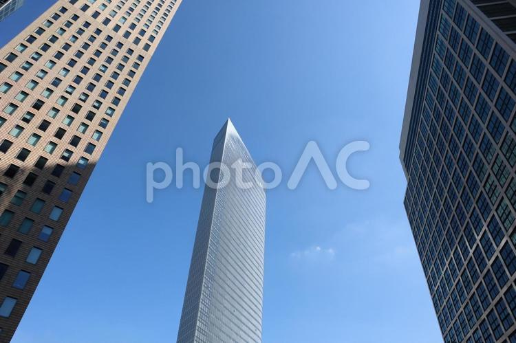 青空と超高層ビルを見上げた都会の街並み 青空,超高層ビル,見上げたの写真素材