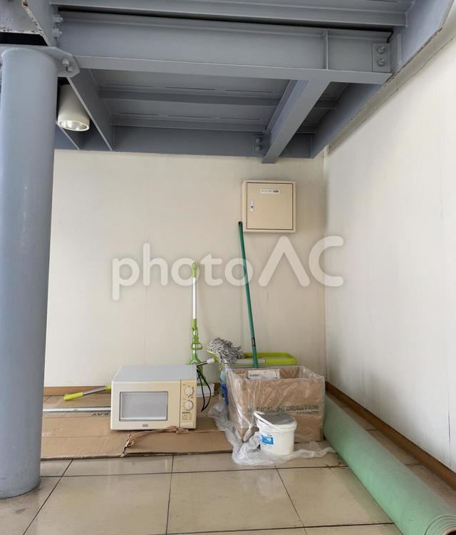 階段下の粗大ゴミ 階段,階段下,スペースの写真素材