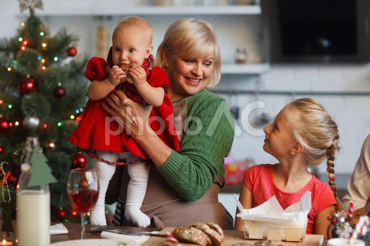 クリスマスの準備をする家族36 クリスマス,家族,外国人の写真素材