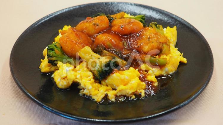 海老チリのふわとろ卵のせ・家庭料理 海老チリ,ふわとろ卵,家庭料理の写真素材