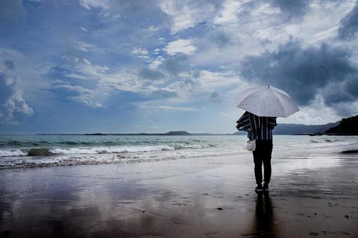 <素材>夏の海水浴場を散歩する日傘の女性 <素材>夏の海水浴場を散歩する日傘の女性 女性,海,リフレクションの写真素材