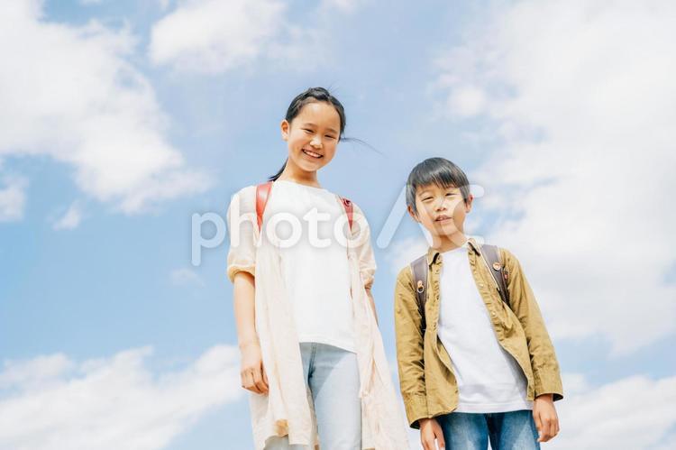 小学生の姉弟 小学生,子供,笑顔の写真素材