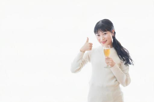 ワインを持ち指をさす若い女性 ワインを持ち指をさす若い女性 休日,テレワーク,人差し指の写真素材
