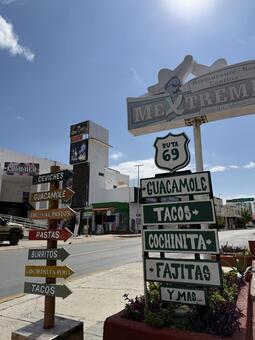 カンクンの街並み カンクン,メキシコ,道の写真素材