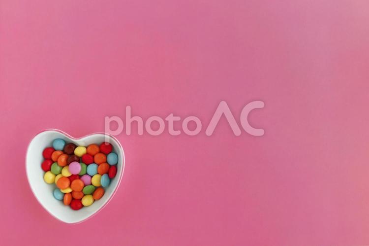 ハート型の小皿のマーブルチョコ　ピンク マーブルチョコ,チョコレート,チョコの写真素材