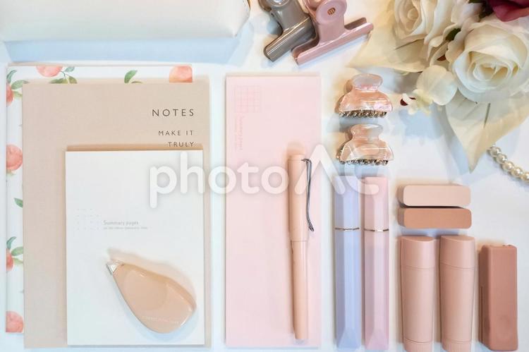 【ワークスペース】ノート・ペン・ふせん 文房具,ステーショナリー,物撮の写真素材