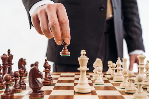 チェスボードと立って駒を持つ男性(白背景) チェスボードと立って駒を持つ男性(白背景) チェス,お父さん,男性の写真素材