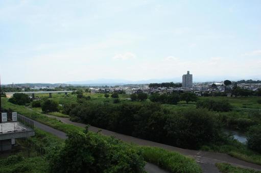 河川敷と街並み 河川敷と街並みの写真