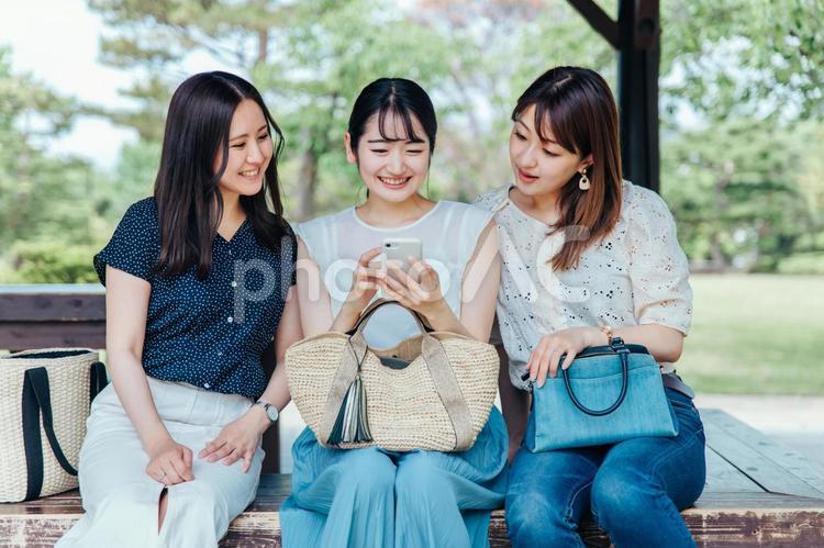 スマホを使う女性たち（アプリ・自撮り） 旅行,スマホ,女子旅の写真素材