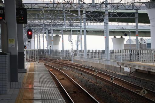 駅のホームと線路と周囲の街並み 駅のホームと線路と周囲の街並みの写真