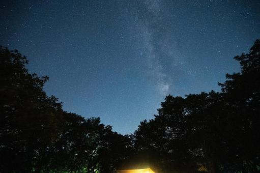 キャンプの夜の南の夜空に天の川 キャンプの夜の南の夜空に天の川 キャンプ,夜,南の空の写真素材