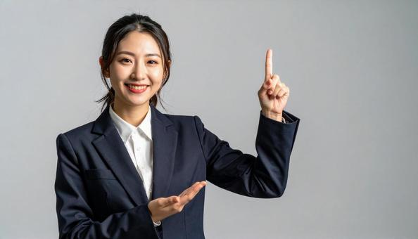 指を立てるスーツ姿のビジネスウーマン 指を立てるスーツ姿のビジネスウーマンの写真