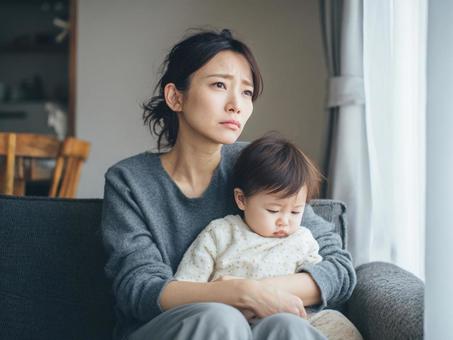 産後の悩みを持つ女性 産後の悩みを持つ女性の写真