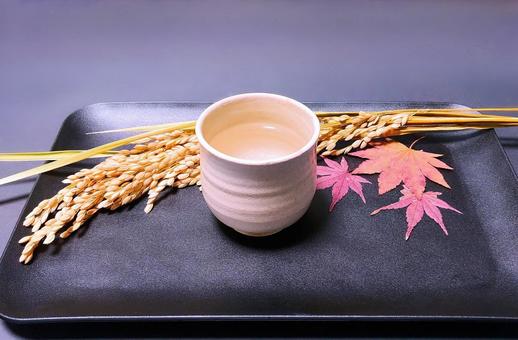 秋イメージ素材/熱燗と稲穂 秋イメージ素材/熱燗と稲穂の写真