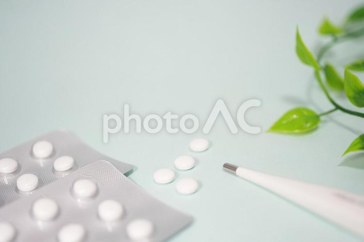 薬（錠剤）と体温計 薬,飲み薬,錠剤の写真素材