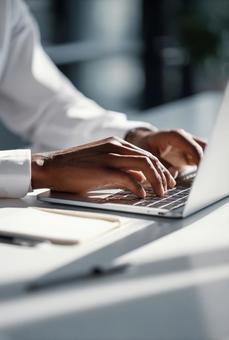 光が差し込む部屋でのビジネスワーク風景の写真