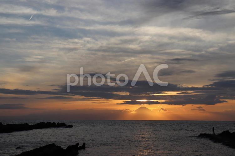 夕焼けと富士山 富士山,夕焼け,ひこうき雲の写真素材