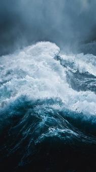 力強く打ち寄せる波の写真